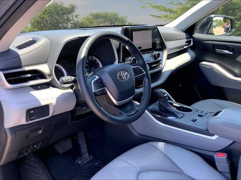 Used 2023 Toyota Highlander XLE AWD/4WD image 17