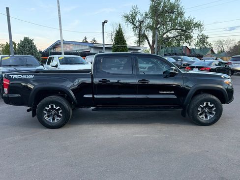 Used 2017 Toyota Tacoma TRD Off-Road AWD/4WD image 10