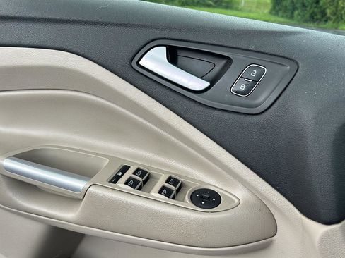 Used 2019 Ford Escape SE FWD image 18