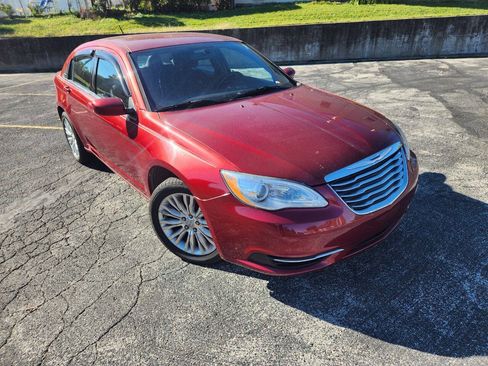 Used 2013 Chrysler 200 Touring FWD image 2