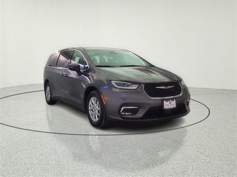 Used 2023 Chrysler Pacifica Touring-L image 1