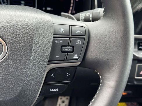 Used 2025 Toyota Camry SE FWD image 11