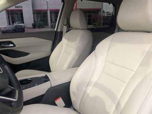 Used 2023 Nissan Rogue SL w/ SL Premium Package image 14