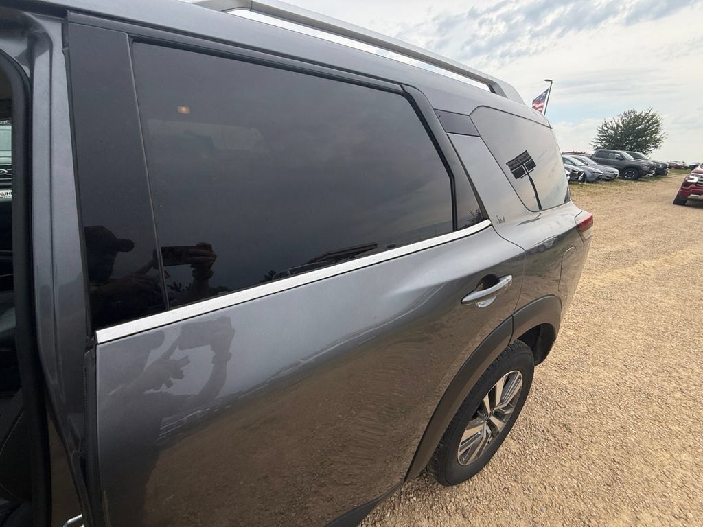Used 2025 Nissan Pathfinder SL AWD/4WD image 35