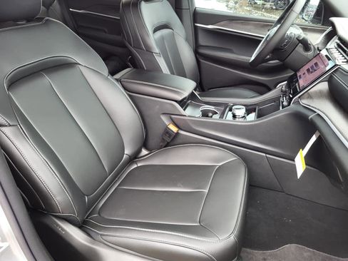 New 2025 Jeep Grand Cherokee Limited w/ Black Appearance Package image 10