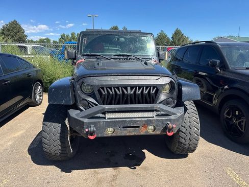 Used 2017 Jeep Wrangler Unlimited Sahara w/ Connectivity Group AWD/4WD image 2