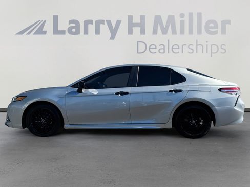 Used 2020 Toyota Camry SE image 2