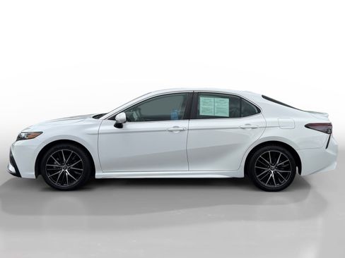 Used 2023 Toyota Camry SE image 2