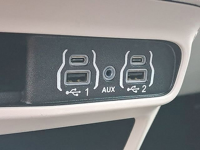 Used 2024 Chrysler Pacifica Touring-L FWD image 27