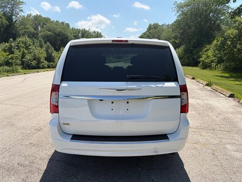 Used 2014 Chrysler Town & Country Touring FWD image 5