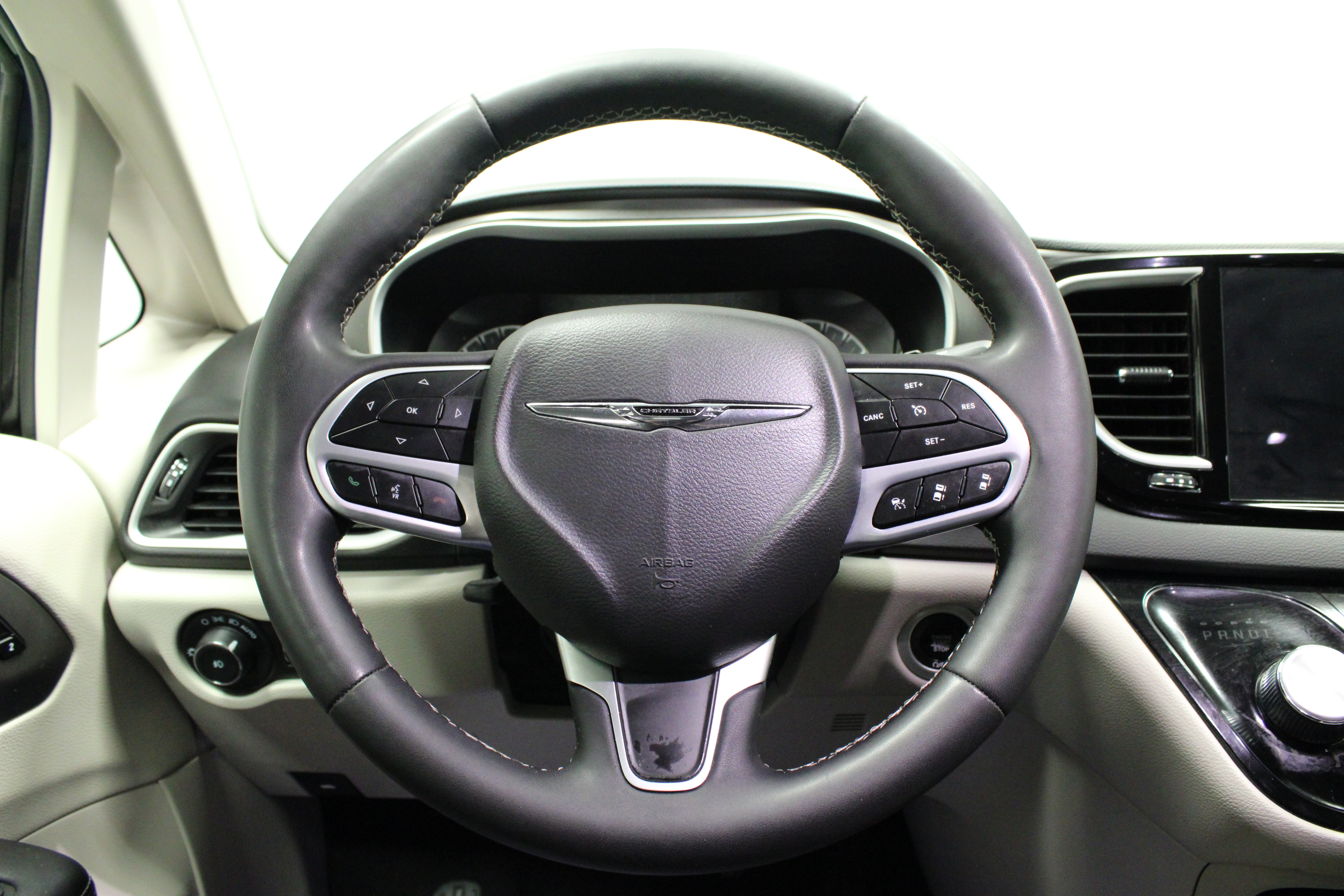 Used 2024 Chrysler Pacifica Touring-L FWD image 22
