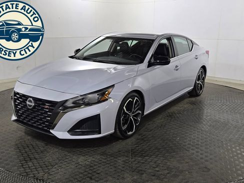 Used 2025 Nissan Altima 2.5 SR FWD image 3