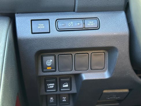 Used 2022 Nissan Frontier PRO-4X w/ Technology Package image 23