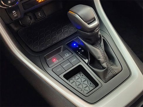 Used 2020 Toyota RAV4 XLE Premium image 20