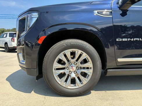 Used 2021 GMC Yukon Denali w/ Advanced Technology Package AWD/4WD image 7
