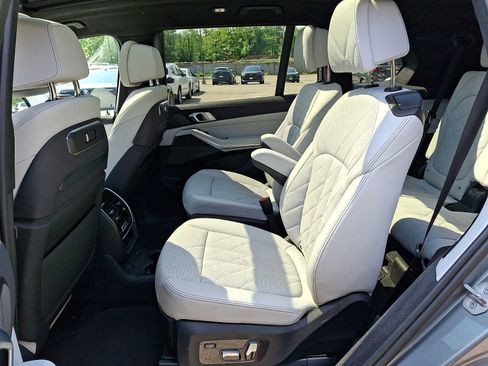 Used 2024 BMW X7 xDrive40i w/ M Sport Package AWD/4WD image 8