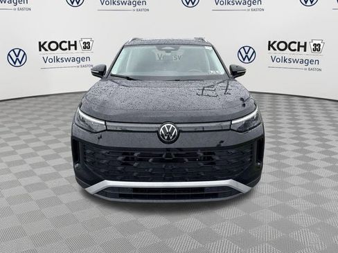 Used 2025 Volkswagen Tiguan SE AWD/4WD image 2