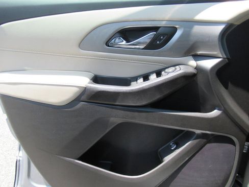 Used 2023 Chevrolet Traverse LT FWD image 20