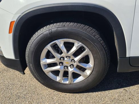 Used 2023 Chevrolet Traverse LS image 32