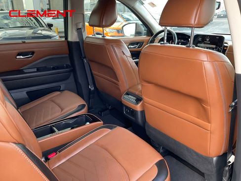 Used 2023 Nissan Pathfinder Platinum AWD/4WD image 43