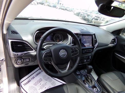 Used 2019 Jeep Cherokee Limited image 10