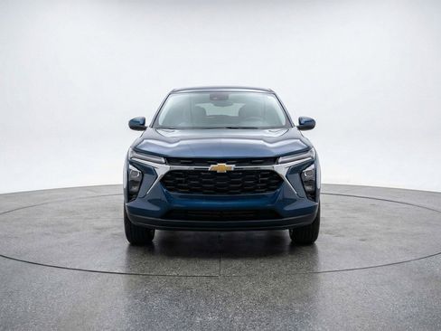 Used 2025 Chevrolet Trax LT w/ LT Convenience Package FWD image 2