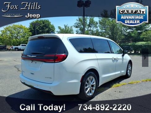 Certified 2026 Chrysler Pacifica Limited FWD image 9