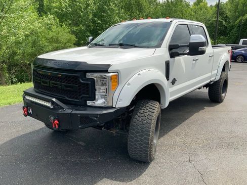 Used 2017 Ford F250 XLT w/ XLT Premium Package AWD/4WD image 5