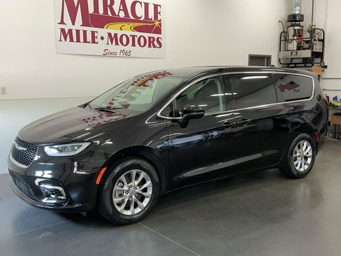 Used 2023 Chrysler Pacifica Touring-L w/ Uconnect Theater Family Group AWD/4WD image 3