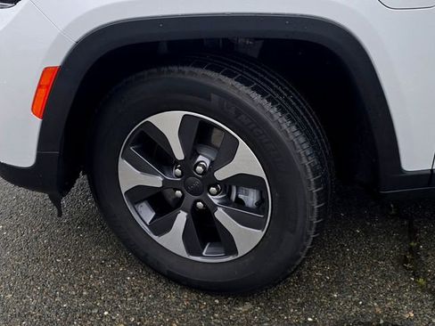 Certified 2022 Jeep Grand Cherokee Limited 4xe image 32