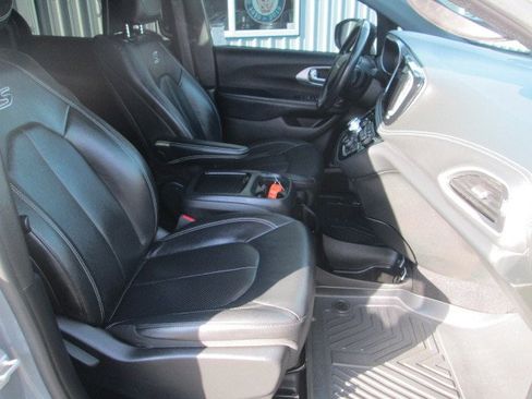 Used 2021 Chrysler Pacifica Touring-L w/ Uconnect Theater Family Group image 16