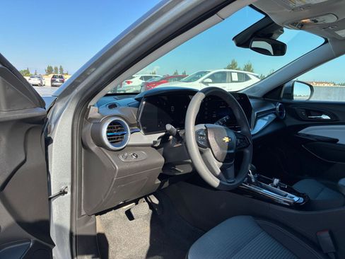 Used 2025 Chevrolet Trax LT FWD image 33