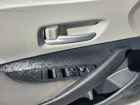 Used 2021 Toyota Corolla LE image 5