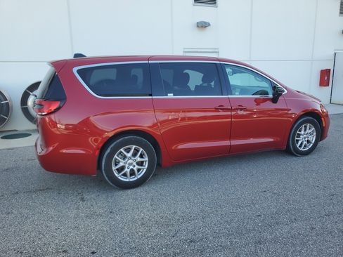 Used 2024 Chrysler Pacifica Touring-L image 7