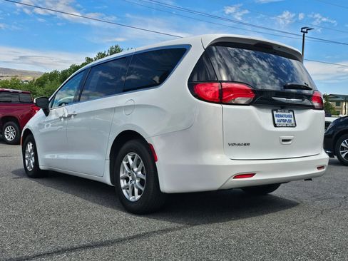 Used 2023 Chrysler Voyager LX FWD image 3