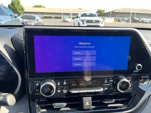 Used 2024 Toyota Highlander Platinum AWD/4WD image 16