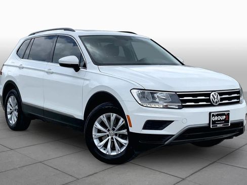 Used 2018 Volkswagen Tiguan SE w/ Panoramic Sunroof Package FWD image 3