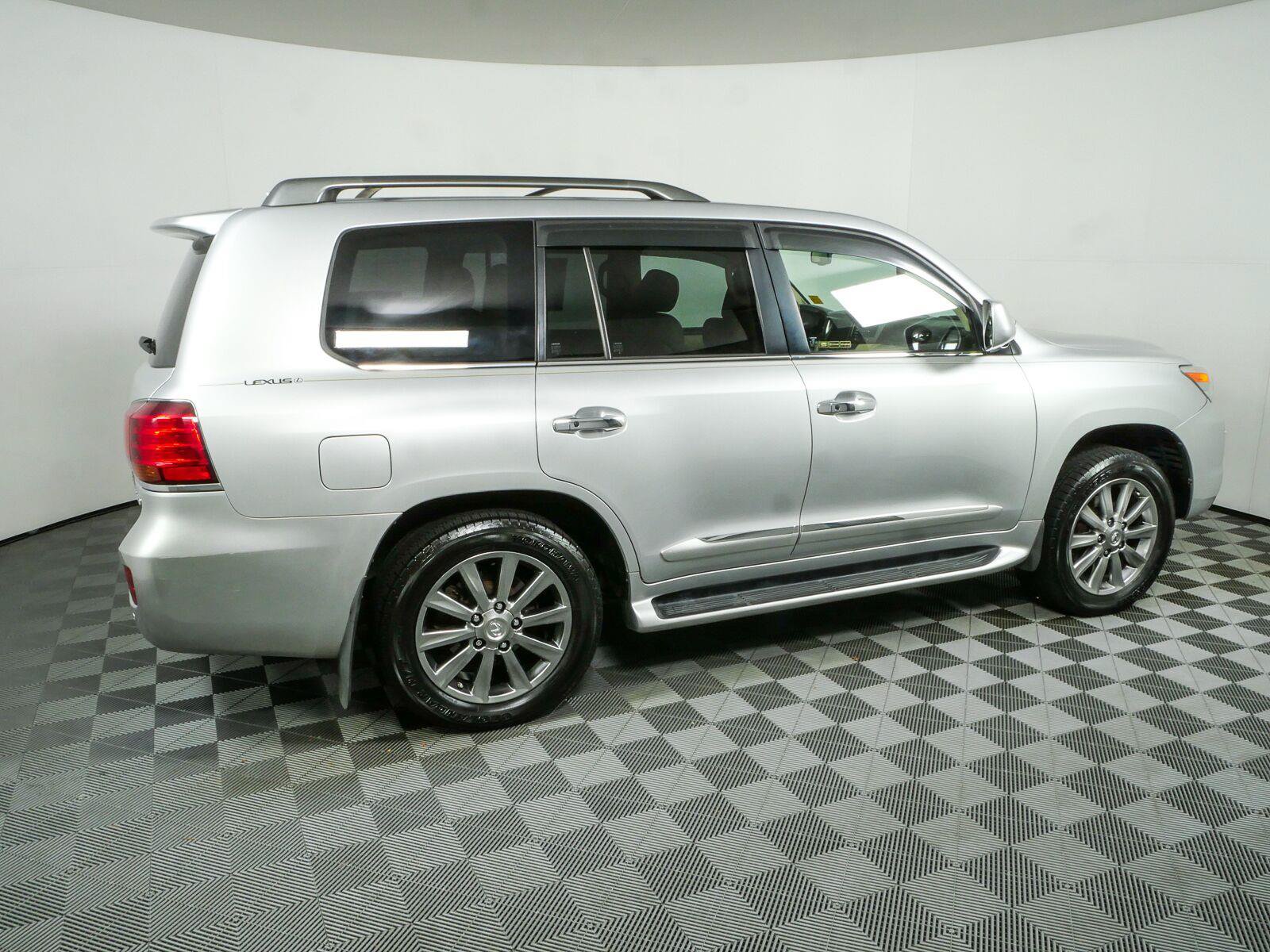 Used 2011 Lexus LX 570 4WD w/ Luxury Pkg image 2