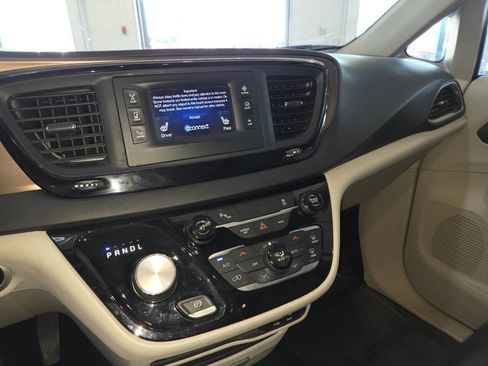 Used 2017 Chrysler Pacifica Touring-L FWD image 33