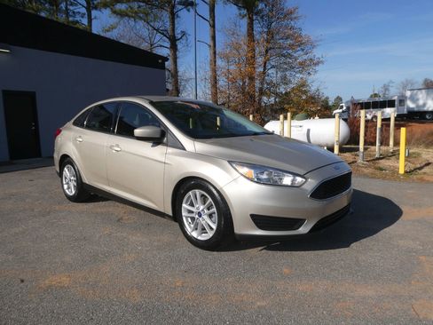 Used 2018 Ford Focus SE image 3