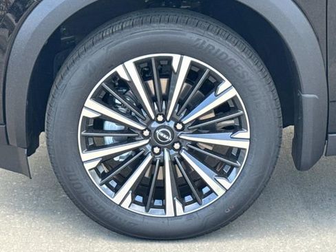 New 2026 Nissan Pathfinder Platinum FWD image 4