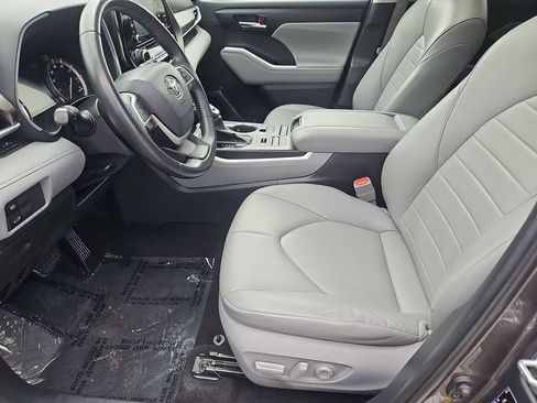 Used 2022 Toyota Highlander XLE AWD/4WD image 28