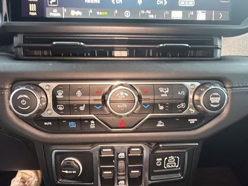 Used 2025 Jeep Wrangler Unlimited Sahara image 21