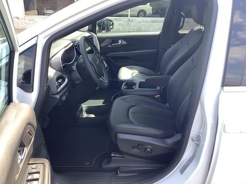 New 2026 Chrysler Pacifica Select image 11