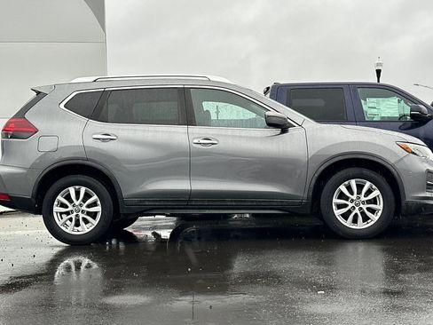 Used 2018 Nissan Rogue SV image 3