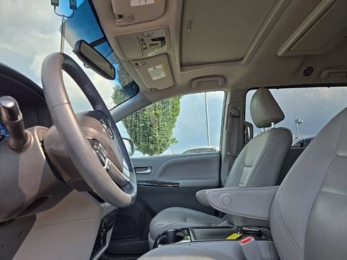 Used 2017 Toyota Sienna XLE Premium AWD/4WD image 33