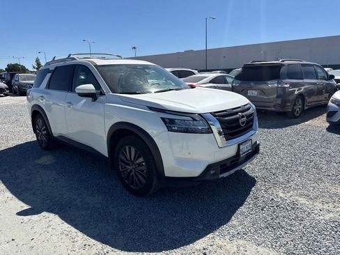 Used 2022 Nissan Pathfinder SL w/ SL Premium Package FWD image 2