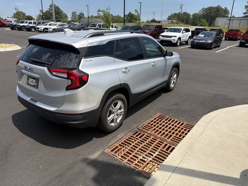 Used 2022 GMC Terrain SLE w/ Driver Convenience Package FWD image 10