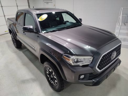 Used 2018 Toyota Tacoma TRD Off-Road w/ TRD Premium Off Road Package AWD/4WD image 2