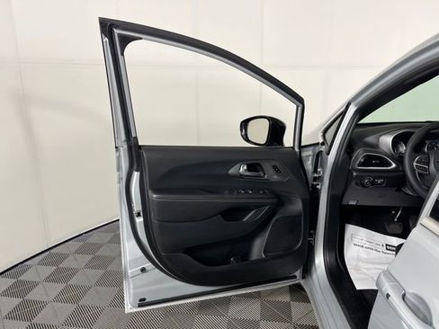 Used 2026 Chrysler Pacifica Select FWD image 15